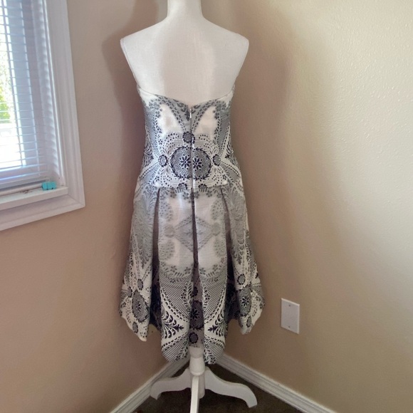 Carolina Herrera printed gauze strapless fit n flare dress, Sz. 8 - mordernwear.com Carolina Herrera printed gauze strapless fit n flare dress, Sz. 8 - mordernwear.com
